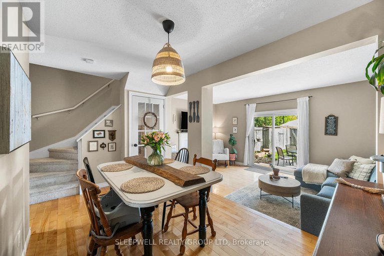 28378169/82-28-barrow-crescent/katimavik/ottawa/ontario/K2L2K1_14