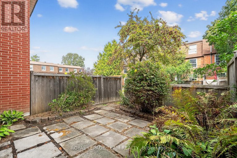 28827776/9-moorside-private/carleton-heights/ottawa/ontario/K2C3P4_30