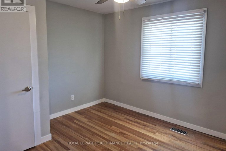 29035892/2529-roman-avenue/queensway-terrace-north/ottawa/ontario/K2B7X8_15