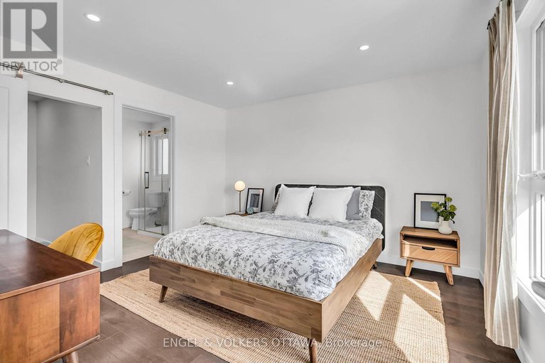 28458762/8-roselawn-court/craig-henrywoodvale/ottawa/ontario/K2G4J2_28