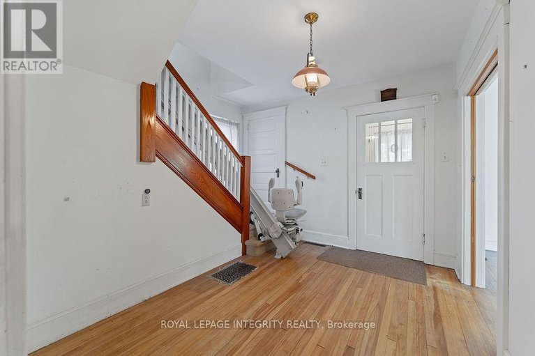 28943384/472-edison-avenue/mckellarhighland/ottawa/ontario/K2A1T9_11