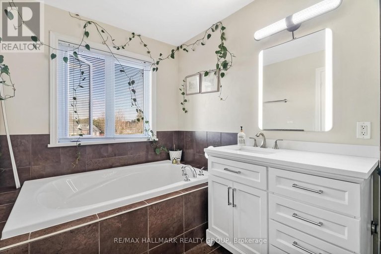 29654933/1998-pennyroyal-crescent/notting-hillsummerside/ottawa/ontario/K4A0S7_22