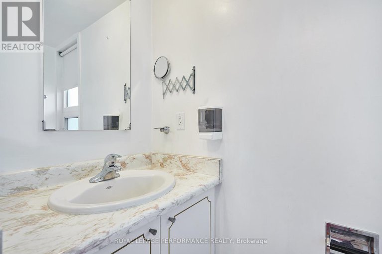 28570565/2220-quinton-street/urbandale-acres/ottawa/ontario/K1H6V3_18
