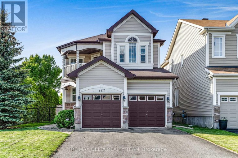 28627849/227-hillpark-high-street/mer-bleuebradley-estatesanderson-park/ottawa/ontario/K1W0B5_1