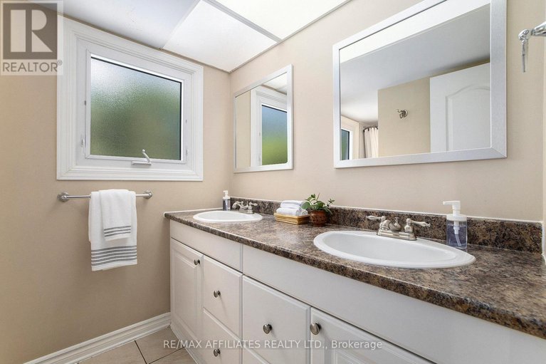 28762510/23-sioux-crescent/bruce-farmgraham-parkqualicumbellands/ottawa/ontario/K2H7E4_22
