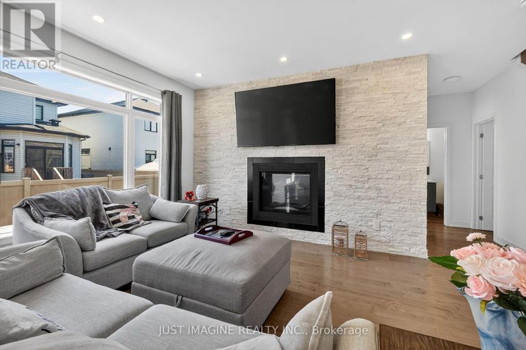 29583767/32-edenbridge-court/mer-bleuebradley-estatesanderson-park/ottawa/ontario/K1W0P1_11