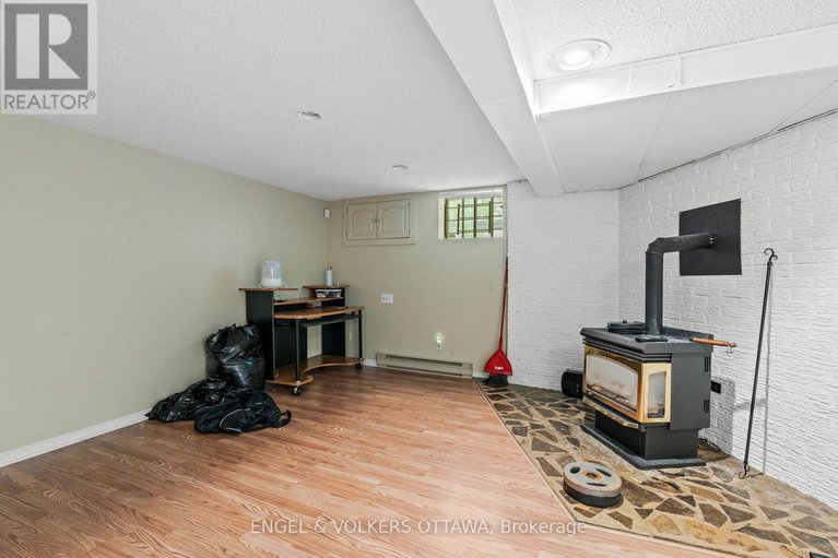 28350616/1372-ridgedale-street/emerald-woodssawmill-creek/ottawa/ontario/K1T1C5_29