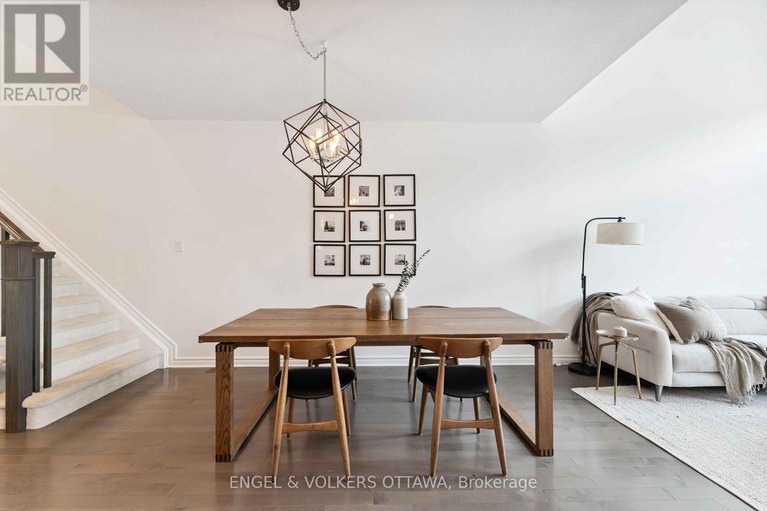 28594229/741-morningstar-way/mer-bleuebradley-estatesanderson-park/ottawa/ontario/K1W0G6_13