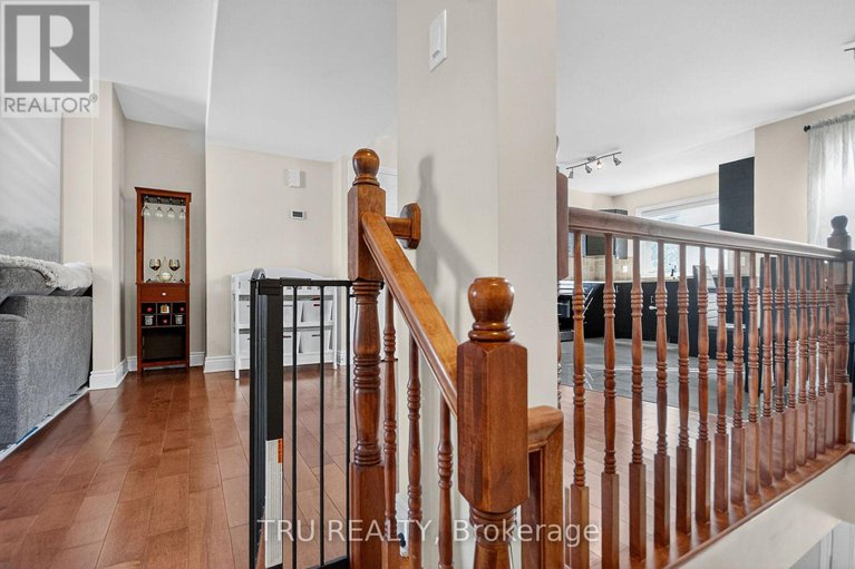 29412687/2642-palings-private/emerald-woodssawmill-creek/ottawa/ontario/K1T4A4_7