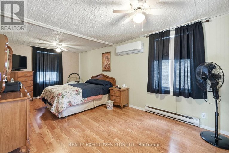 29596736/3721-champlain-street/clarencerockland-twp/clarence-rockland/ontario/K0A1E0_17