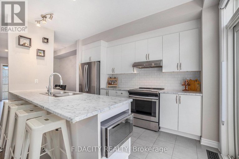 28737969/241-bandelier-way/stittsville-north/ottawa/ontario/K2S2J3_13