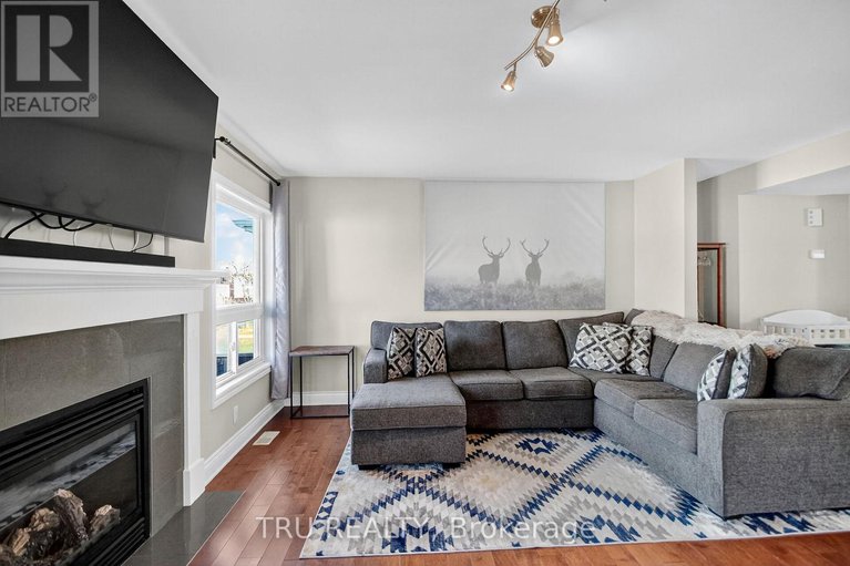 29412687/2642-palings-private/emerald-woodssawmill-creek/ottawa/ontario/K1T4A4_16