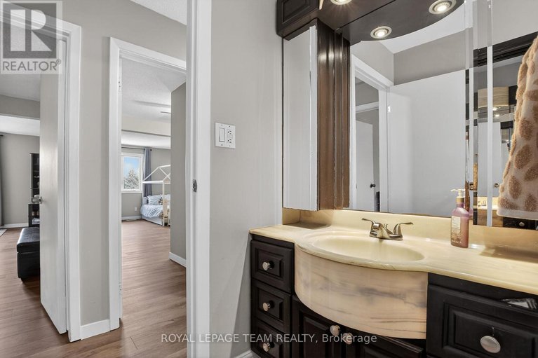 29556063/44-ballantrae-way/glencairnhazeldean/ottawa/ontario/K2L1N5_17