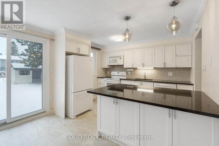 29105318/386-vince-drive/bilberry-creekqueenswood-heights/ottawa/ontario/K1E2E3_14