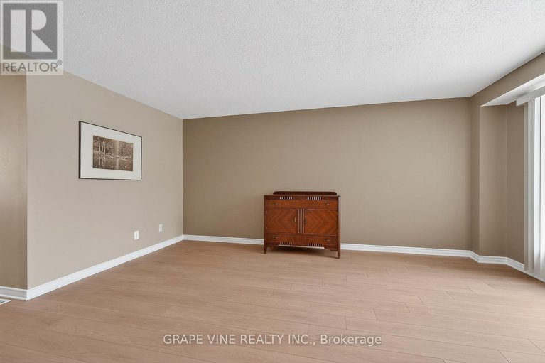 29208366/6885-bilberry-drive/convent-glen-north/ottawa/ontario/K1C2E8_6