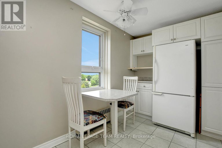 28601735/601-1356-meadowlands-drive-e/borden-farmstewart-farmcarleton-heightsparkwood-hills/ottawa/ontario/K2E6K6_12