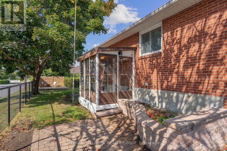 28828000/756-cummings-avenue/castle-heightsrideau-high/ottawa/ontario/K1K2L1_28