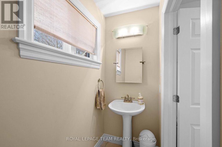 29669851/1986-fairbanks-avenue/alta-vistafaircrest-heights/ottawa/ontario/K1H5Y6_17