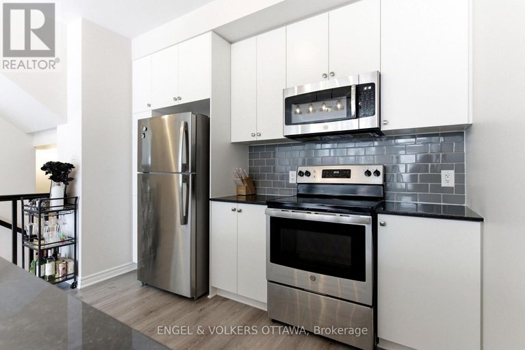 29519858/808-kiniw-private/cfb-rockcliffe-and-area/ottawa/ontario/K1K5A4_11