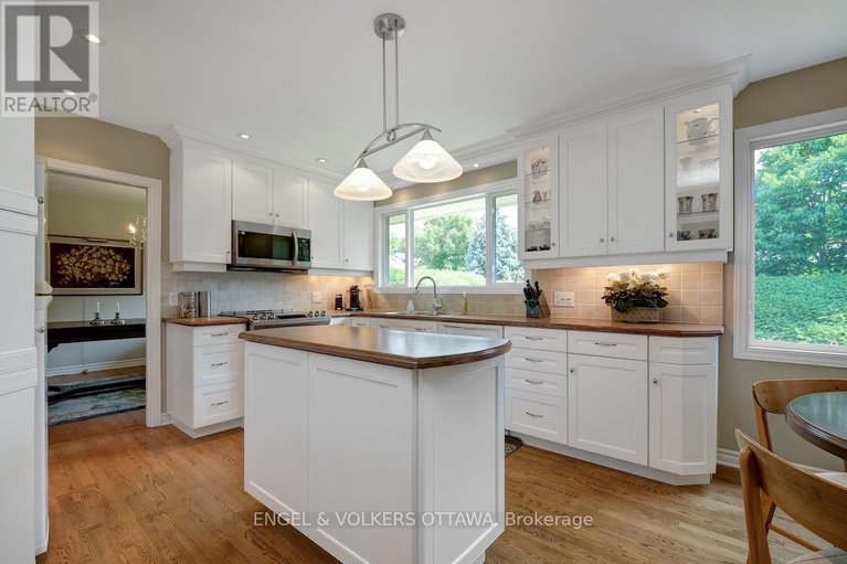 28812016/15-dickson-street/bruce-farmgraham-parkqualicumbellands/ottawa/ontario/K2H7H6_14