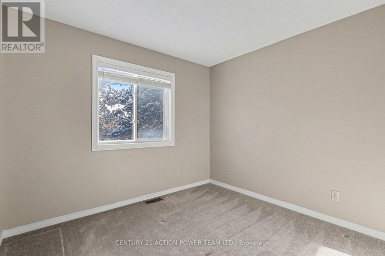 29272749/82-burlington-crescent/hunt-club-parkgreenboro/ottawa/ontario/K1T3K4_30