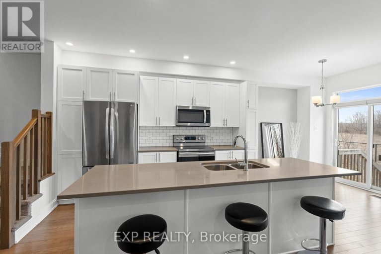 28297698/653-putney-crescent/stittsville-south/ottawa/ontario/K2S2N7_10
