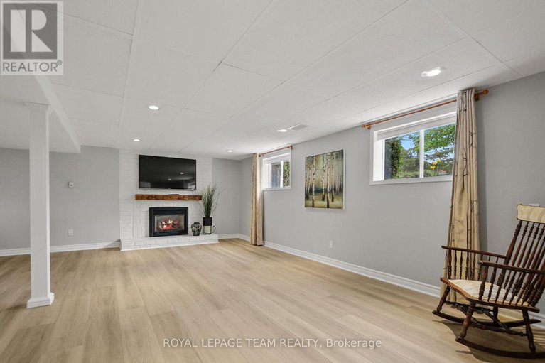 28356426/6489-doctor-blair-crescent/north-gower/ottawa/ontario/K0A2T0_28