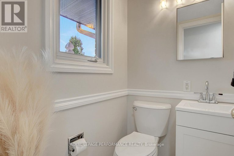28710686/22-550-straby-avenue/overbrookcastle-heights/ottawa/ontario/K1K1H1_16