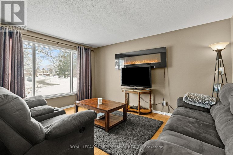 29329137/690-princess-louise-drive/fallingbrookridgemount/ottawa/ontario/K4A2C1_5