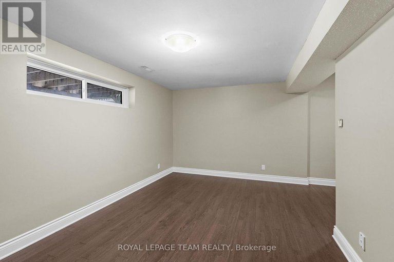 29111862/828-kingfisher-crescent/chatelaine-village/ottawa/ontario/K1E2L4_35