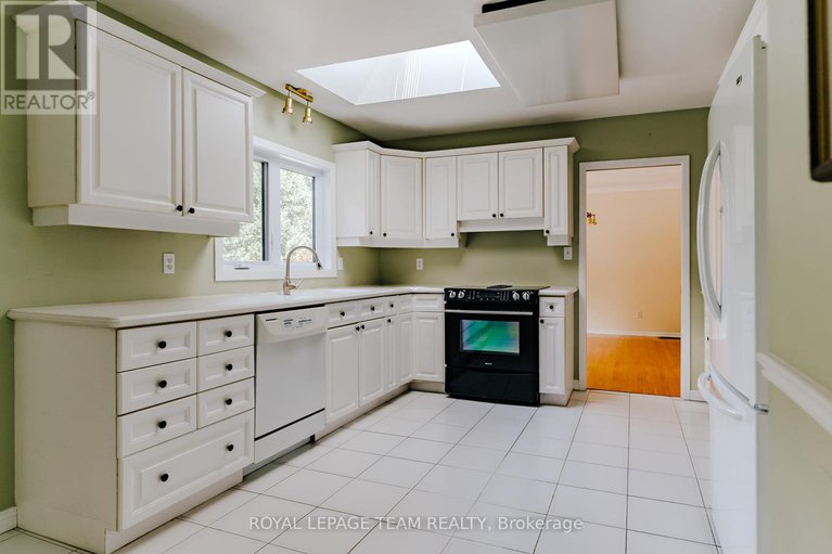 28527432/1231-fairway-drive/manotick-south-to-roger-stevens/ottawa/ontario/K4M1B3_15