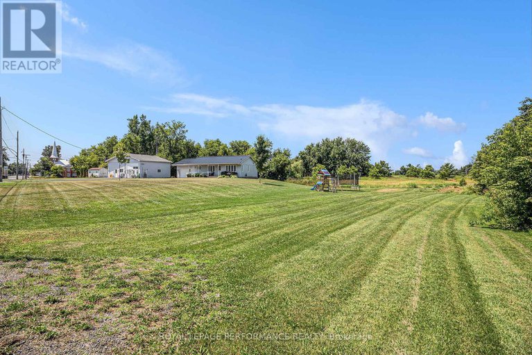 28804452/66-front-street/finch/north-stormont/ontario/K0C1K0_31