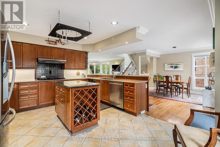 28323111/47-robinson-avenue/sandy-hill/ottawa/ontario/K1N8N8_11
