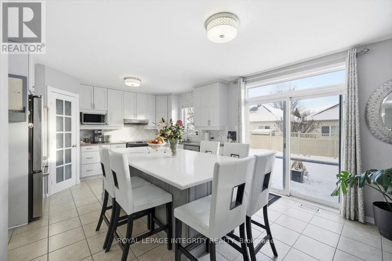 29381596/1110-luesby-crescent/fallingbrookgardenway-south/ottawa/ontario/K4A4X7_15