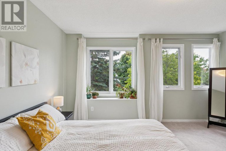 28591914/1869-hennessy-crescent/fallingbrookgardenway-south/ottawa/ontario/K4A3X8_21