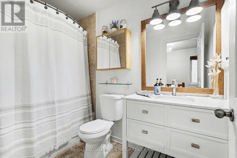 29613578/218-rolling-meadow-crescent/mer-bleuebradley-estatesanderson-park/ottawa/ontario/K1W0B1_17