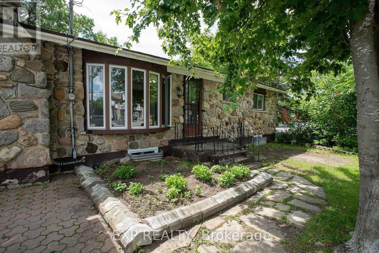 28606247/84-kenyon-street-e/alexandria/north-glengarry/ontario/K0C1A0_2