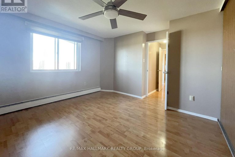 28636839/1015-20-chesterton-drive/borden-farmstewart-farmcarleton-heightsparkwood-hills/ottawa/ontario/K2E6Z7_12