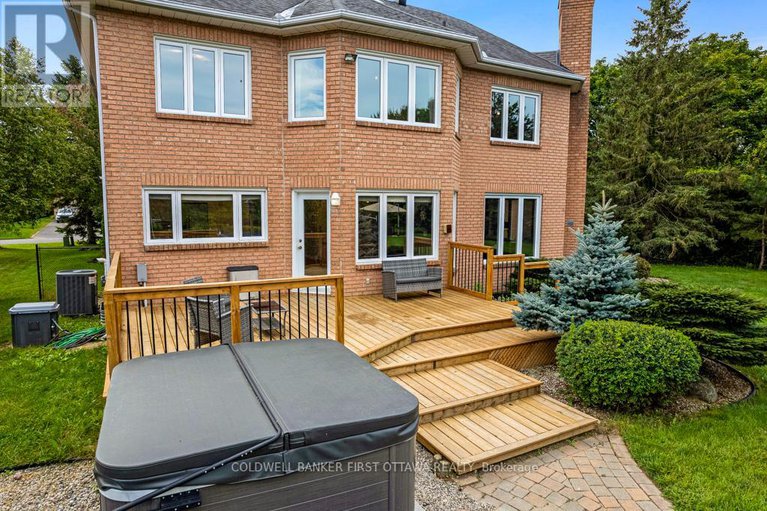 27833731/5525-pettapiece-crescent/manotick-village-manotick-estates/ottawa/ontario/K4M1C6_31