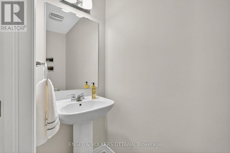 29023923/827-kiniw-private-se/cfb-rockcliffe-and-area/ottawa/ontario/K1K5A3_15