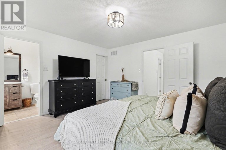 29613578/218-rolling-meadow-crescent/mer-bleuebradley-estatesanderson-park/ottawa/ontario/K1W0B1_13