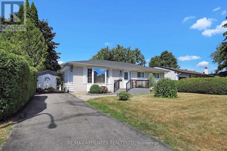 28771604/17-canfield-road/sheahan-estatestrend-village/ottawa/ontario/K2H5S7_1