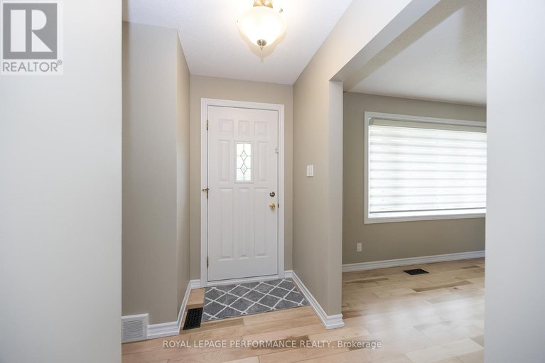 28604783/1398-jamison-avenue-s/bilberry-creekqueenswood-heights/ottawa/ontario/K1E1J5_3