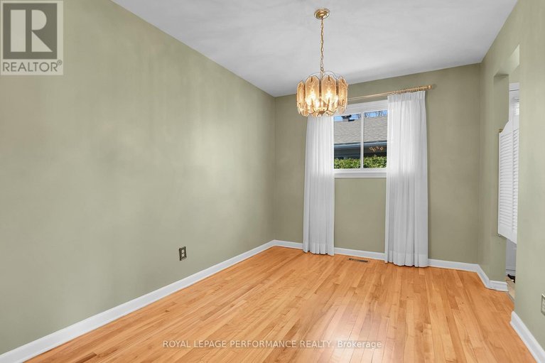 29636837/1582-digby-street/riverview-park/ottawa/ontario/K1G0P6_12