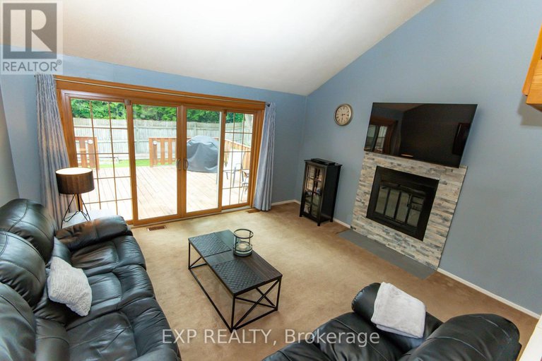28588528/1576-st-georges-street/bilberry-creekqueenswood-heights/ottawa/ontario/K1E2M9_11