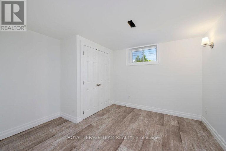 29224787/517-donald-b-munro-drive/carp/ottawa/ontario/K0A1L0_20