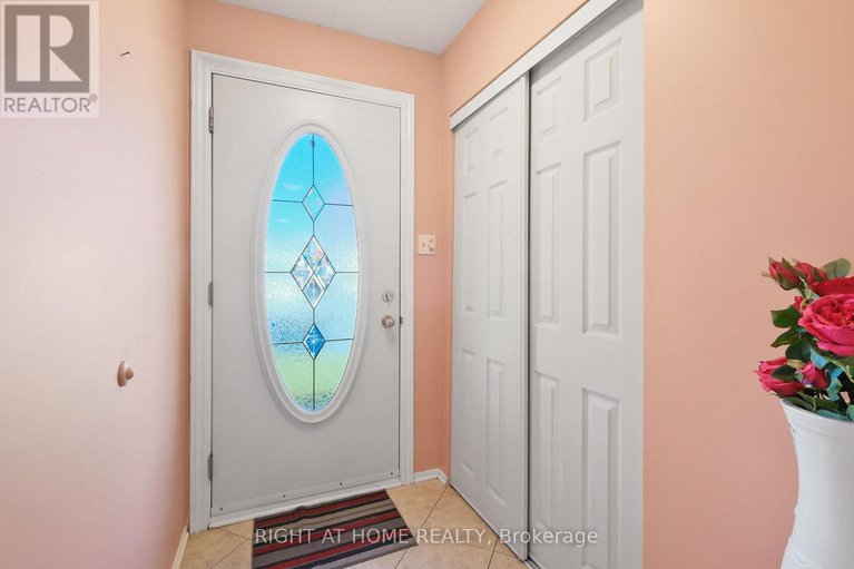 28221078/6104-vineyard-drive/convent-glen/ottawa/ontario/K1C2K2_7