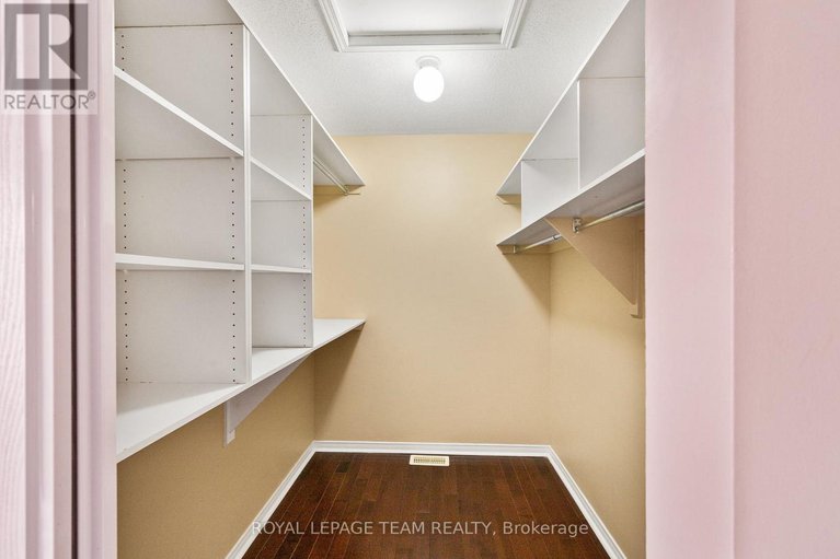 29269235/18-oakham-ridge-n/morgans-grantsouth-march/ottawa/ontario/K2K3B3_31