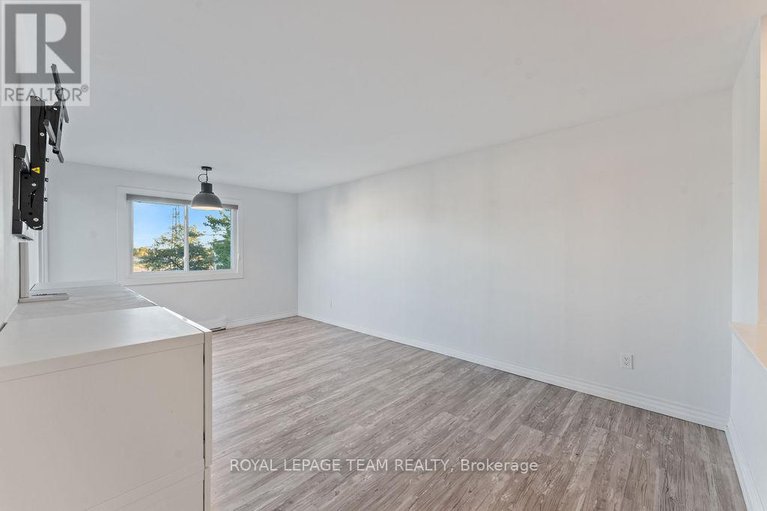 29006279/417-214-viewmount-drive/borden-farmstewart-farmcarleton-heightsparkwood-hills/ottawa/ontario/K2E7X3_12