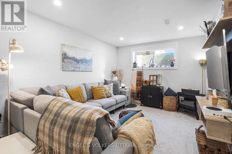 29589198/740-miikana-road/blossom-parkkemp-parkfindlay-creek/ottawa/ontario/K1X0H6_39